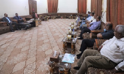 محافظ حضرموت يلتقي اللجنة المكلفة بدراسة ووضع المعالجات لتعرفة نقل الطلاب ويوجه بالبحث عن حلول ناجعة لمساعدة الطلاب على مواصلة التعليم
