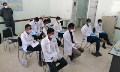 تدشين دورة الأمراض المعدية ومكافحتها وادارتها للكادر الصحي بمديريتي رخية والعبر بالمركز الصحي بصنا