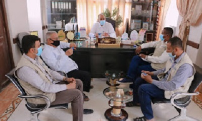 مدير عام سيئون يلتقي فريق برنامج الأمن الغذائي بالوادي والصحراء، ويطلع على آلية عمل برنامج البصمة.