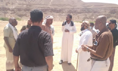نزول لجنة من القضاء والاوقاف الى مقبرة ابن نباتي بالكودة بمديرية تريم