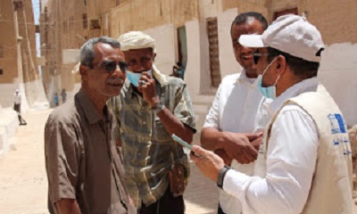 ضابط مشاريع إعادة تأهيل المدينة التاريخية شبام يطلع على تطورات مشروع استكمال رصف المدينة.