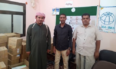 بحضور مدير عام مديرية ثمود مدير مكتب الصحة العامه والسكان بمديرية ثمود يستلم أدوية الطوارئ بمستشفى ثمود الريفي والمقدمه من معسكر 717 الخالدية