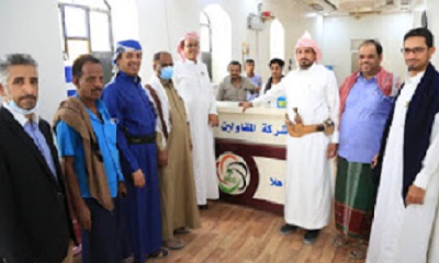 الشيخ سعيد العامري ومدير عام مديرية سيؤن يتعرفان على نشاط شركة المقاولين الحضارم 