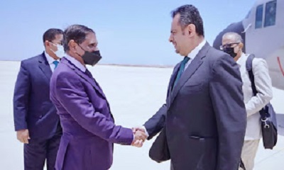 رئيس الحكومة اليمنية يصل مطار الريان الدولي ومحافظ حضرموت البحسني في طليعة مستقبليه