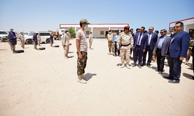 رئيس الوزراء يشيد بجهود العاملين في نزع الألغام ويزور مطار الريان بالمكلا