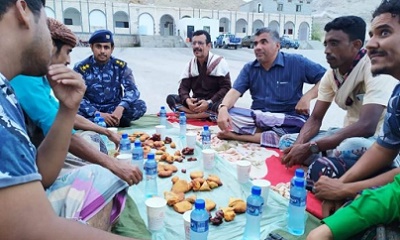 أمن ساحل حضرموت يقيم وجبة إفطار لشرطة الدوريات وأمن الطرق