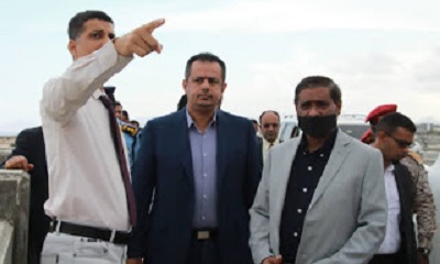 رئيس الوزراء يتفقد الجسور في مدينة المكلا