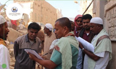 اللجنة المكلفة من السلطة المحلية تتفقد البيوت المتضررة بمديرية تريم 