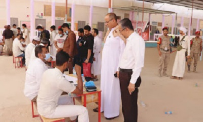 مدير عام سيئون يتفقد الحملة الوقائية للتحصين ضد فيروس كورونا، ويوجه بحسن استقبال ومعاملة المواطنين وتقليل وقت انتظارهم