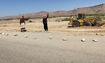 مدير عام مديرية رخية يتفقد سير العمل الجاري لإصلاح الأضرار في الخط العام بالمديرية