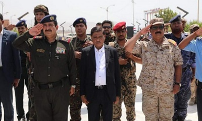الوزير حيدان والمحافظ البحسني يضعان إكليلاً من الورد على ضريح الجندي المجهول بالنصب التذكاري وساحة شهداء حضرموت