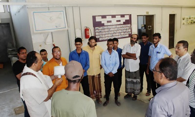الحوثري يناقش فكرة توليد الطاقة الكهربائية عبر المياة مع مجموعة من المعلمين والطلبة المتخصيين