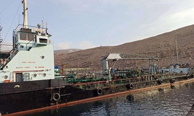 الباخرة فينيسيا تصل إلى ميناء المكلا محملة 3300 طن من الديزل مخصصة لمحطات الكهرباء بحضرموت