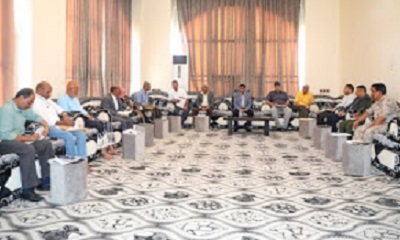 محافظ حضرموت يترأس اجتماعاً بلجنة التحضير والإشراف على مهرجان البلدة السياحي للعام 2021م