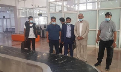 المدير التنفيذي للشركة اليمنية للغاز يطلع على عمل سيور العفش الإلكترونية بمطار سيئون الدولي المقدمة من شركتي صافر والغاز