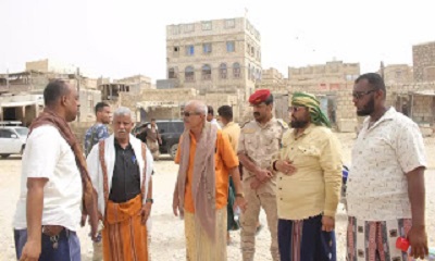 مدير عام الشحر يتابع تنفيذ مشروع سفلتة الخط البحري الدائري بالشحر