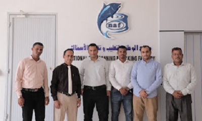 القائم بأعمال المدير العام لغرفة تجارة وصناعة حضرموت يطلع على التجهيزات الجارية بمصنع الوطنية لتعليب وتغليف الأسماك