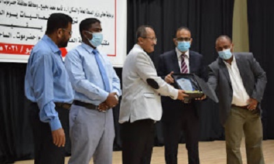 وزير الصحة العامة والسكان يكرم الكوادر الطبية بحضرموت بمناسبة يوم الطبيب اليمني بالمكلا