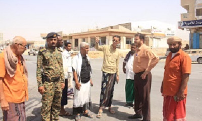 مدير عام الشحر يطلع على سير العمل في مشاريع السفلتة الداخلية للطرقات في الشحر 