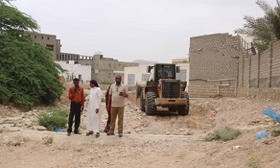 الوكيل المساعد ومدير عام تريم يتفقدان أعمال تصفية مجاري السيول بالمديرية
