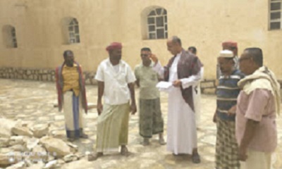 مدير عام مديرية سيؤن رئيس المجلس المحلي بالمديريه يتفقد سير العمل في رصف عقبة مسجد النور بتاربة