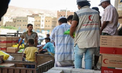 هلال الإمارات يوزع أكثر من الف سلة غذائية على أهالي حضرموت