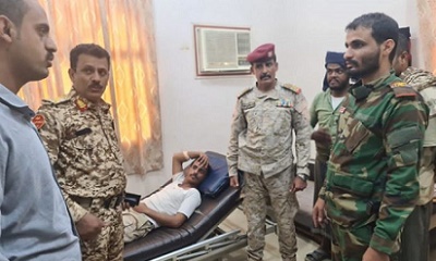 قيادات عسكرية بالمنطقة العسكرية الثانية يزورون الجنود المصابين جراء حادث انقلاب الطقمين العسكريين في الأدواس