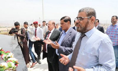 رئيس مجلس النواب ومحافظ حضرموت يضعان إكليل الورود على ضريح الجندي المجهول بالمكلا 