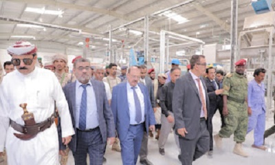 رئيس مجلس النواب الشيخ سلطان البركاني يطلع على التجهيزات الجارية في مصانع الوطنية لتعليب وتغليف الأسماك بالشحر
