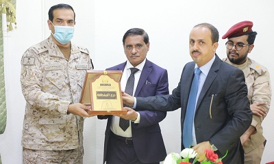 المحافظ البحسني يسلّم الوزير الأرياني والوفد السعودي درع المنطقة وميداليات تحرير ساحل حضرموت