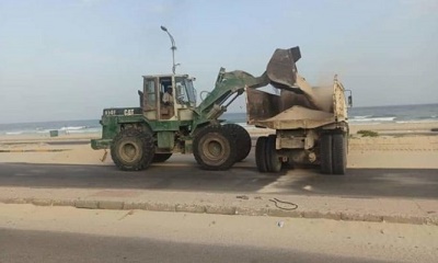 مشروع نظافة المكلا ينفذ عمليات رفع الرمال من شارع الستين