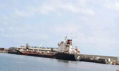 الدفعة الثالثة من منحة المشتقات النفطية المقدمة من السعودية تصل إلى ميناء المكلا