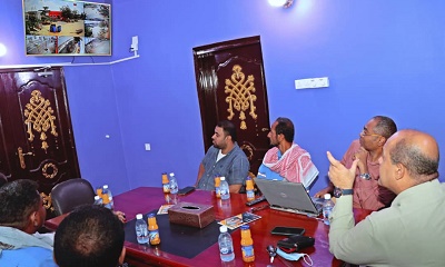 مدير عام غيل باوزير ومدير مشروع النظافة يدشنون منظومة الرقابة الإلكترونية بإدارة مشروع نظافة بالمديرية