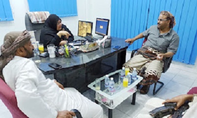 محافظ البيضاء يشيد بمديرة وموظفي الخطوط الجوية اليمنيه منطقة سيؤن
