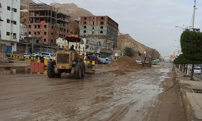 المؤسسة العامة للطرق والجسور تواصل أعمال رفع مخلفات سيول الأمطار الأخيرة بالمكلا