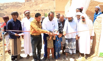 مدير عام مديرية تريم يدشن ثلاثةَ مشاريع تنموية بمديرية تريم تمويل وتنفيذ شركة بترومسيلة 