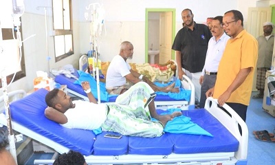 القاضي هويدي والدكتور العمودي يتفقدان اعمال المخيّم الجراحي المجاني بمستشفى تريم العام