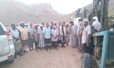 بتمويل فاعلة خير من الكويت .. مدير مشروع المياه الخيري بقرية اللسك يدشن حفر بئر ارتوازية بالمنطقة