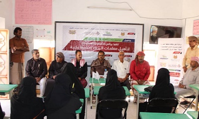 المدير العام لمديرية رخية ومدير إدارة التربية والتعليم وطاقم مؤسسة رخية للتنمية يتفقدان سير العمل بمشروع تأهيل معلمات الريف