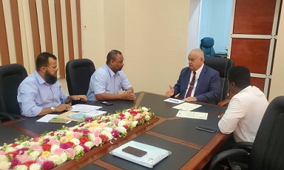 وزير الخدمة المدنية والتأمينات يلتقي الوكيل باضاوي والدكتور الجمحي لمناقشة أوضاع الكادر الطبي الأجنبي ومنتسبي القطاع الصحي في حضرموت