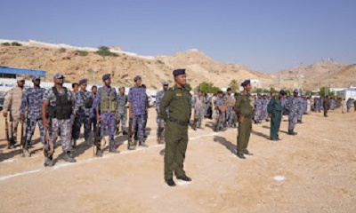 المحافظ البحسني يشهد استعراضًا عسكريًا لوحدات من قوات إدارة الأمن والشرطة بساحل حضرموت