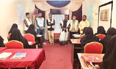مدير مكتب محو الأمية وتعليم الكبار بمديرية القطن وفريق ائتلاف الخير للإغاثة الإنسانية يتفقدون صفوف المستفيدات من برنامج محو الأمية