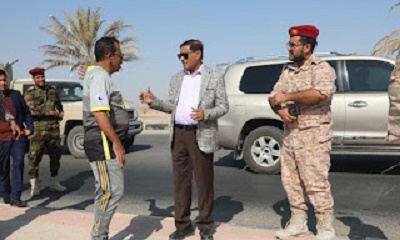 المحافظ البحسني يطلع على المبادرة التي تنفذها قيادة المنطقة العسكرية الثانية لتنظيف الشارع الرئيسي لمطار الريان