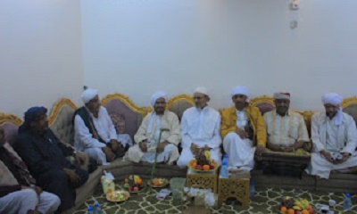 عدد من القيادات المدنية والامنية والدينية في ضيافة الشيخ مفرج بن كرامة الصيعري على مأدبة غداء في بيته 