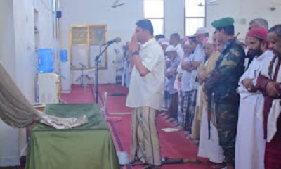 مدير أمن حضرموت الوادي والصحراء يتقدم مشيعي الشهيد المساعد وليد قاسم احمد مداعس الى مثواه الاخير