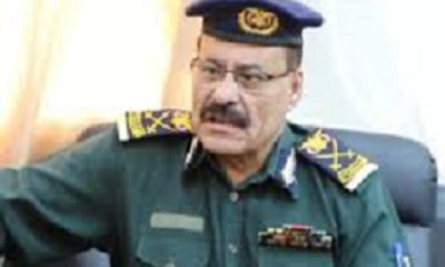 الزميل والصحفي اكرم النهدي يجري اتصال هاتفي باللواء الركن سعيد علي العامري