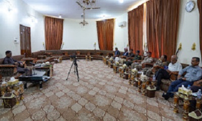 محافظ حضرموت يرأس اجتماعًا لوكلاء المحافظة والقادة العسكريين والأمنيين لمناقشة مستجدات الأوضاع