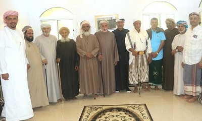 الشيخ عمر بن عوض بن مهري شيخ مشايخ آل كثير بالأمارات والشيوخ المرافقون له من سلطنة عمان في ضيافة المهندس / عمر باعارمة بمدينة سيئون