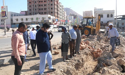 العمري وبن شبراق يتفقدان مشروع بناء وإعادة تأهيل مواقع الإنزال السمكي بالمكلا