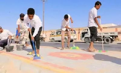 حضرموت : إيماناً بمعنى الشراكة المجتمعية.. طُلاب ثانوية في غيل باوزير يُشاركون عمال النظافة في تنظيف الشوارع